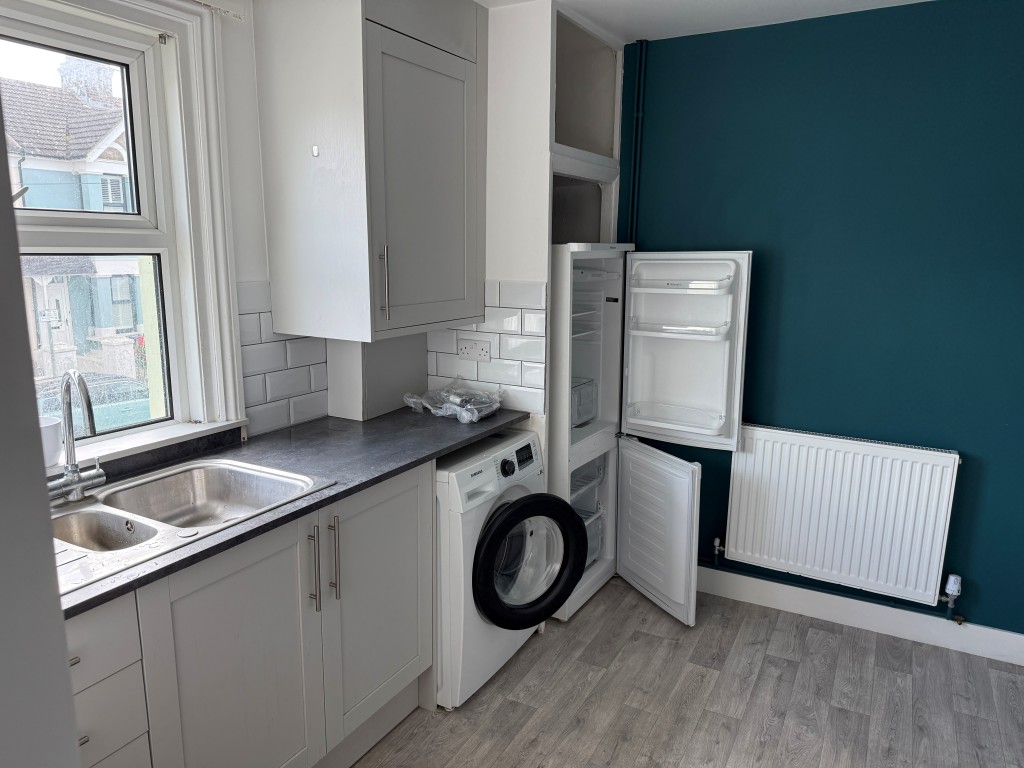 Lot: 117 - FREEHOLD PART-POSSESSION PROPERTY CLOSE TO TOWN CENTRE - First Floor Flat Kitchen